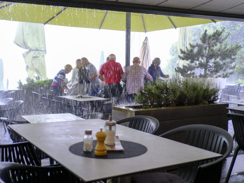 Regen, Café, Senioren stehen auf