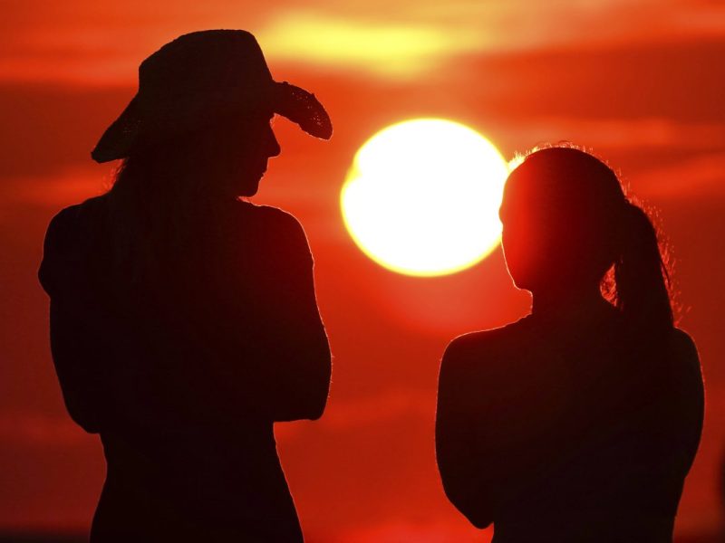 zwei Frauen vorm Sonnenuntergang