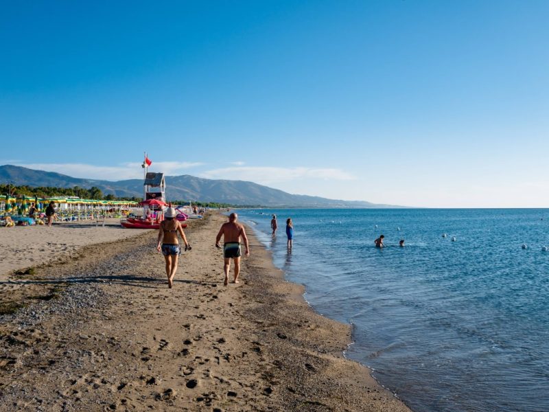 Urlauber am Strand auf Sardinien