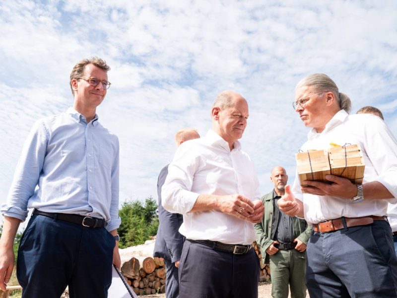 Olaf Scholz kommt für Windpark-Besuch nach NRW. Hier gibt es Häme von einem Unternehmen mit öffentlichem Banner.