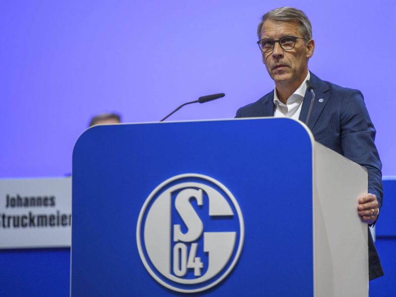 Peter Knäbel spricht beim FC Schalke 04 Klartext.