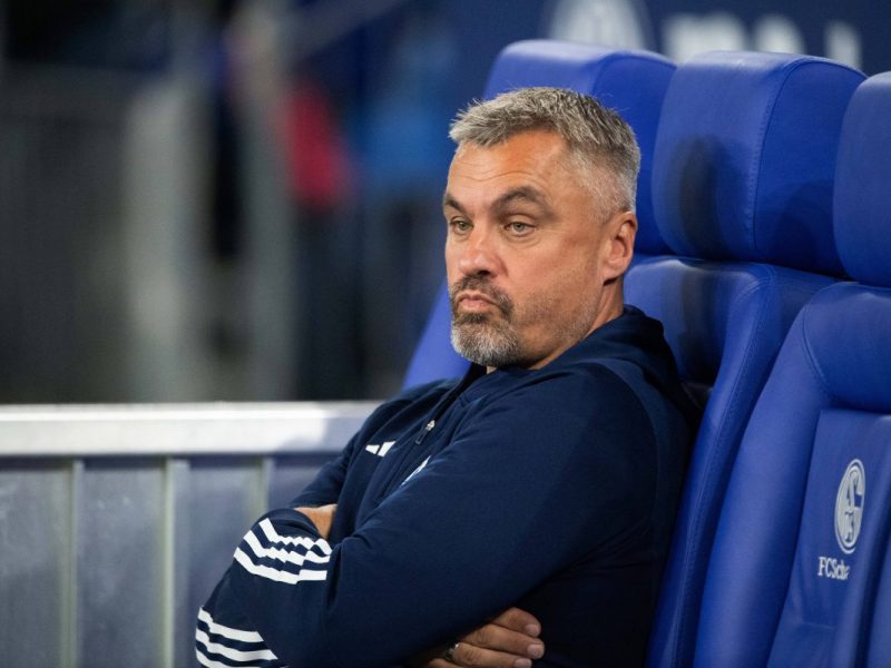 Thomas Reis trifft beim FC Schalke 04 harte Entscheidungen.