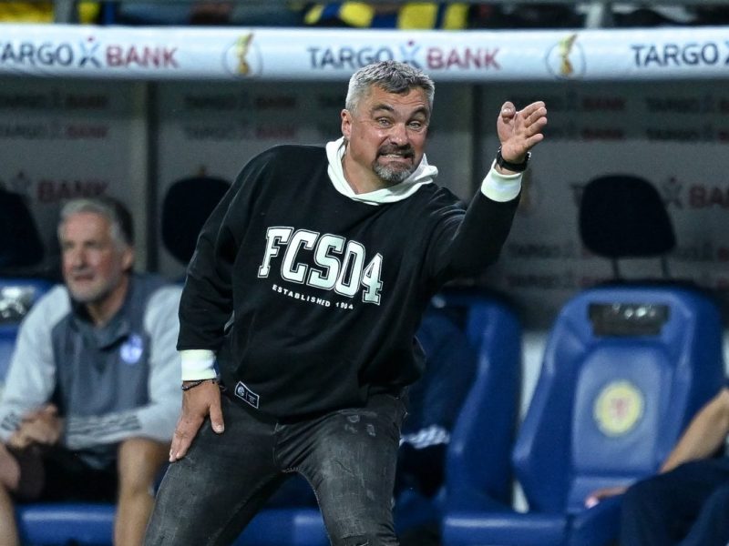 FC Schalke 04: Thomas Reis steht unter Beobachtung.