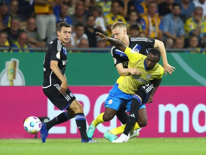 Der FC Schalke 04 und Braunschweig lieferten sich ein enges Spiel.