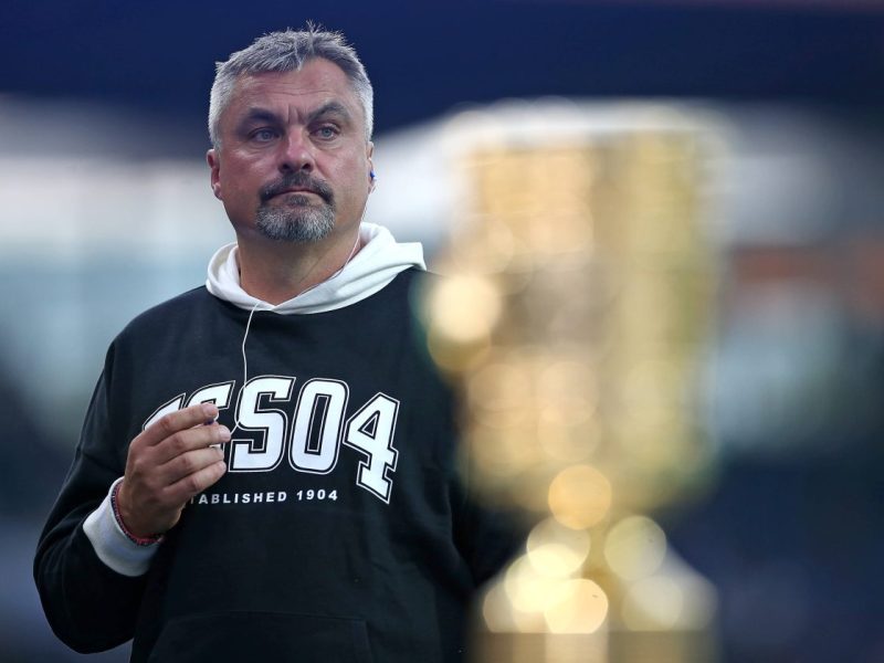 Beim FC Schalke 04 spricht Thomas Reis Klartext.