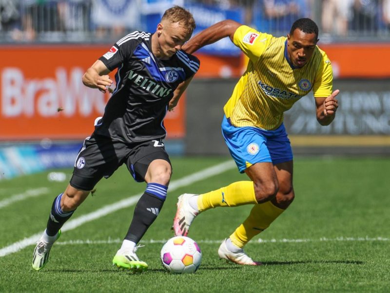 Niklas Tauer stand bei Eintracht Braunschweig - FC Schalke 04 früh im Fokus.