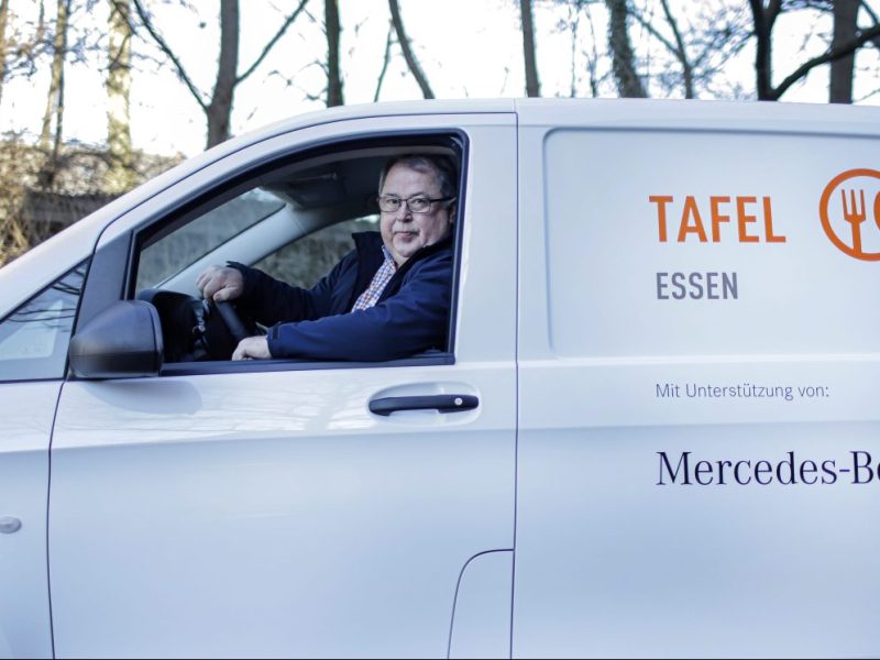 Jörg Sartor, Chef der Essener Tafel, sitzt im Lieferwagen