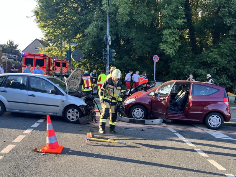 In Essen soll es zu einem schweren Verkehrsunfall gekommen sein. Drei Fahrzeuge sollen verwickelt sein. Beim Unfall gab es auch Verletzte.