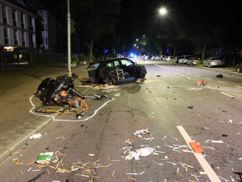 NRW: Spektakulärer Unfall sorgt für Trümmerfeld.