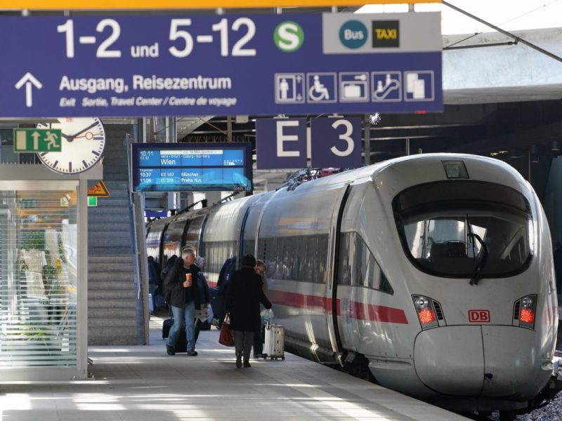 Der ICE der Deutschen Bahn nach Wien. Österreich, beim Halt in Berlin Südkreuz.