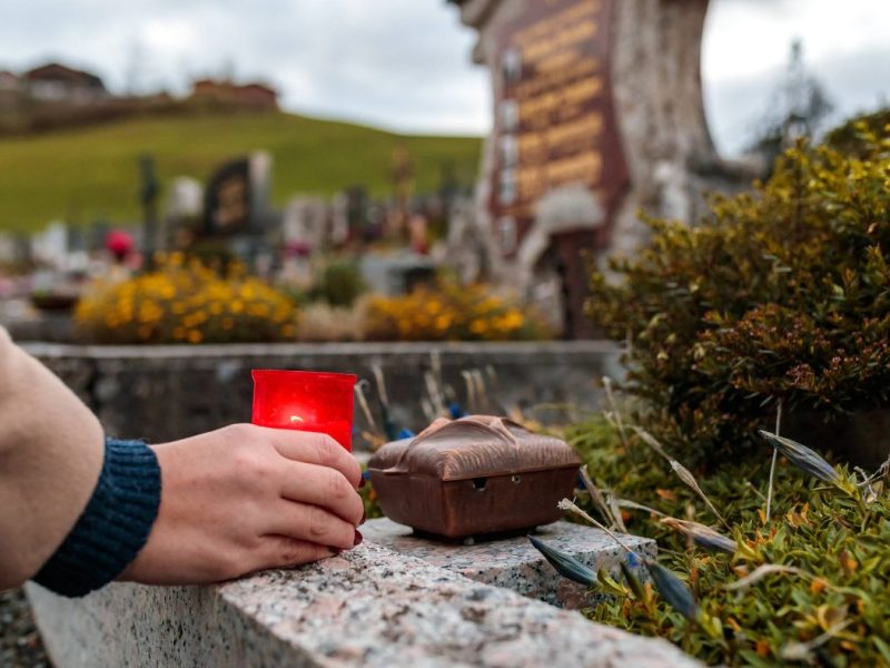 In Bochum machte eine Frau auf dem Friedhof einen Fund. (Symbolfoto)