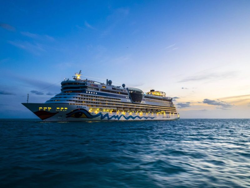 Aida-Schiff bei lebendigem Himmel.