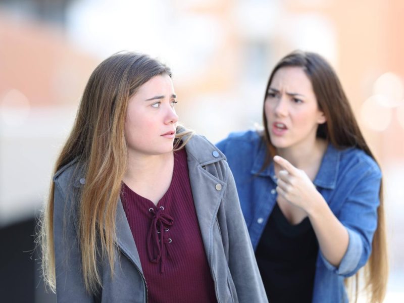Ein aufregender Familienzwist entfaltet sich, als eine junge Frau beschließt, die Hochzeit ihrer Schwester zu boykottieren – aus einem speziellen Grund.