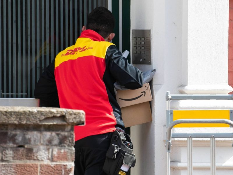Ein DHL-Bote kennt seine Kunden sehr gut. (Symbolfoto)