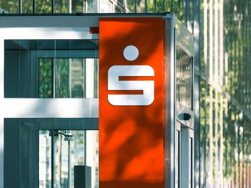 Zwei Sparkassen aus NRW fusionieren. Deswegen wird es für eine Weile zu starken Einschränkungen für Kunden kommen.