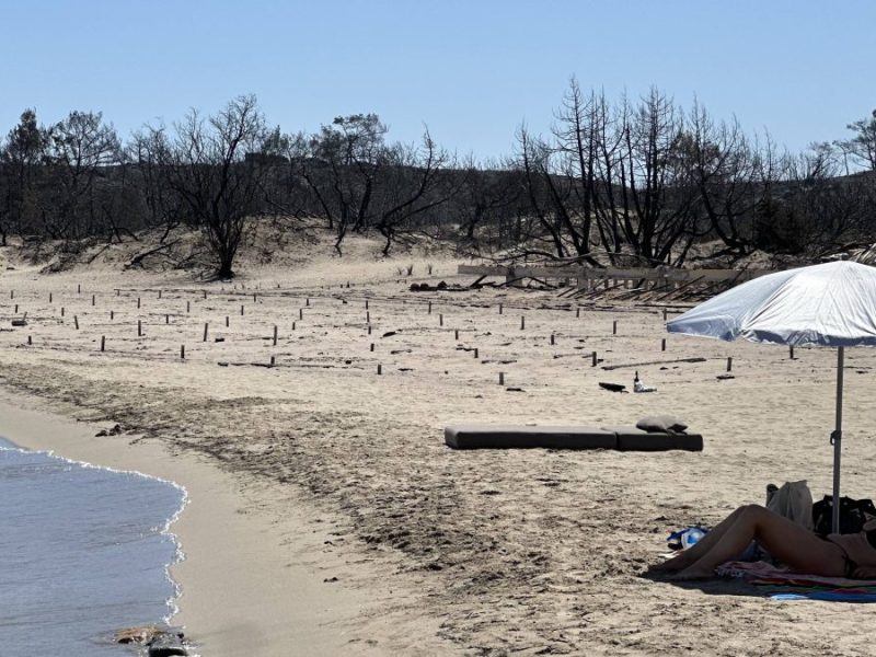 Frau im Urlaub am Strand von Rhodos, Griechenland