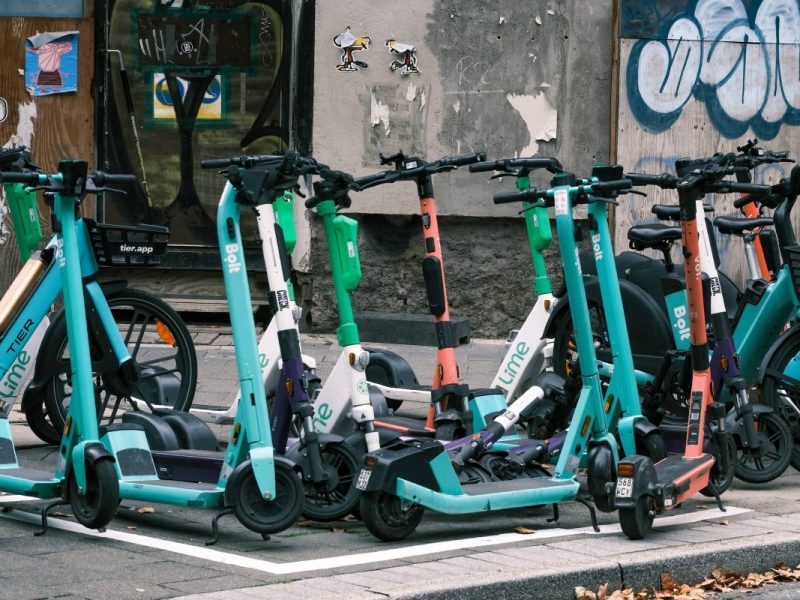 E-Scooter prägen seit vier Jahren das Bild vieler deutscher Städte mit. Aus Paris wurden die Zweiräder nun verbannt – kann das auch in Deutschland drohen?