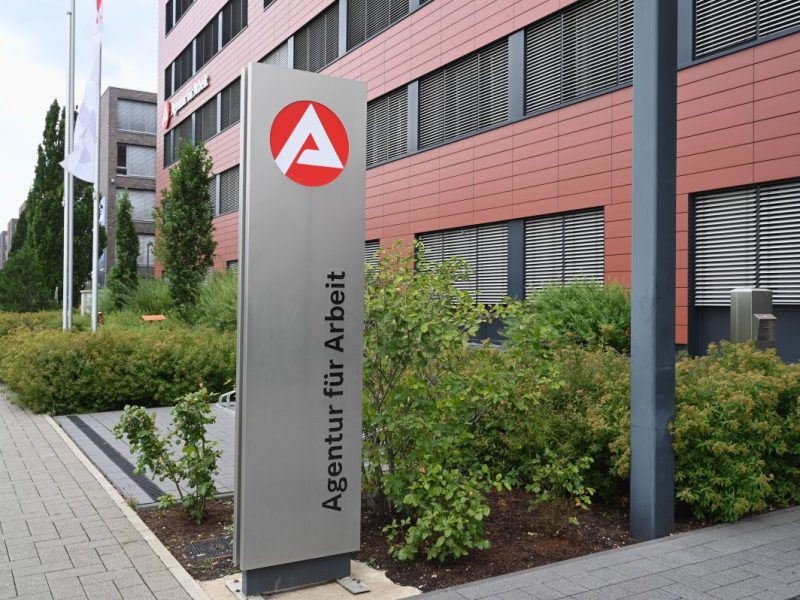 Ein Mann steckt in Not: Das Jobcenter soll das Bürgergeld aus einem bestimmten Grund verweigern. Das steckt dahinter.