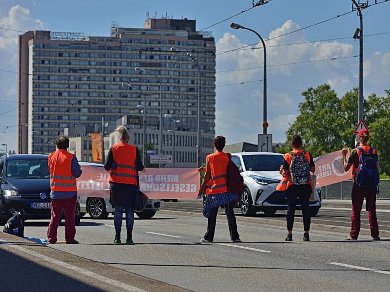 Polizistin übergießt Aktivistin mit Öl – Staatsanwaltschaft ermittelt.