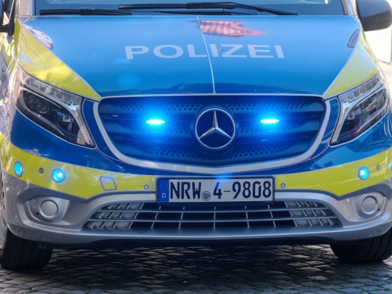In Dortmund ist ein Spiel zwischen zwei Jugend-Mannschaften eskaliert. Der Gästetrainer verprügelte die Heimtrainer so stark, dass Polizei und Rettungsdienst kommen mussten.