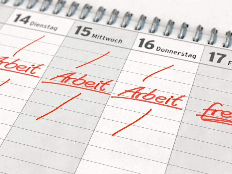 Weniger Zeit auf der Arbeit, dafür mehr für Familie, Freunde und Hobbys. Klingt verlockend? Die Vier-Tage-Woche soll in Deutschland getestet werden.