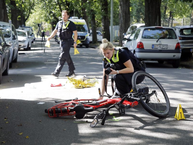 In Duisburg kam es zu einem schweren Unfall zwischen einer 82-jährigen Fahrradfahrerin und einem 65-jährigem Autofahrer. Die Seniorin schwebt in Lebensgefahr.