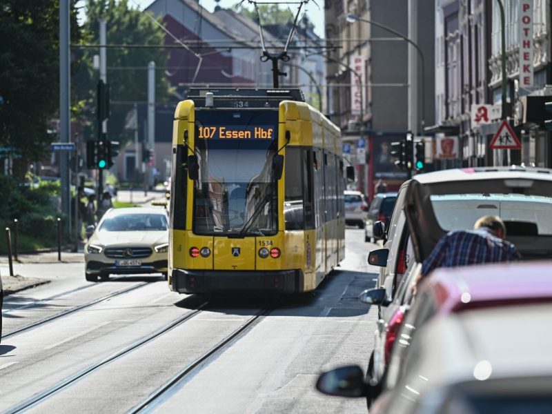 Straßenbahn der Ruhrbahn zum Hauptbahnhof Essen