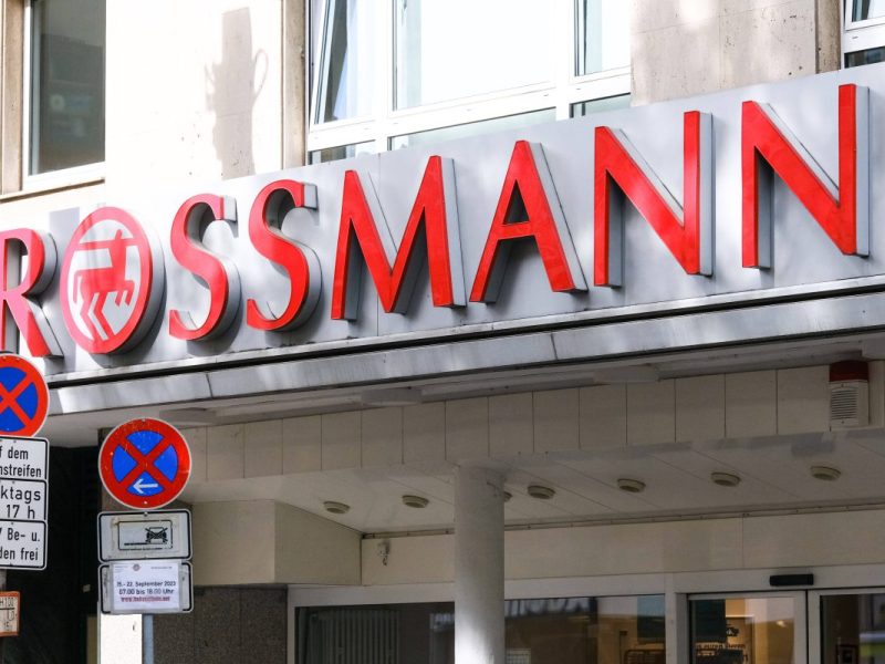 Rossmann droht eine Klage der Deutschen Umwelthilfe (DUH), weil sie ihren Kunden einen Service verweigern sollen.