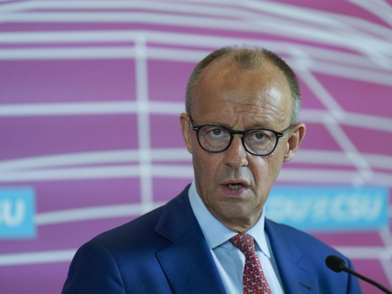 Friedrich Merz provoziert mit Aussagen über Asylbewerber und sorgt für ordentlich Empörung. Kritik kommt von SPD und Grünen.