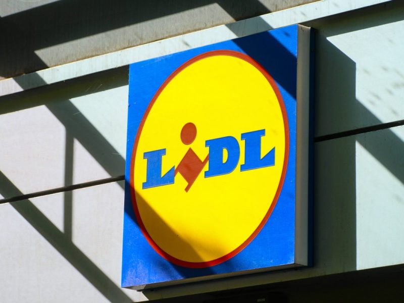 Das Logo von Lidl vor einer Filiale