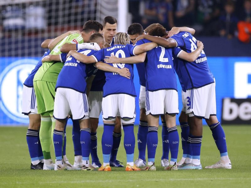 Die Mannschaft des FC Schalke 04 ist gegen den SC Paderborn gefordert.