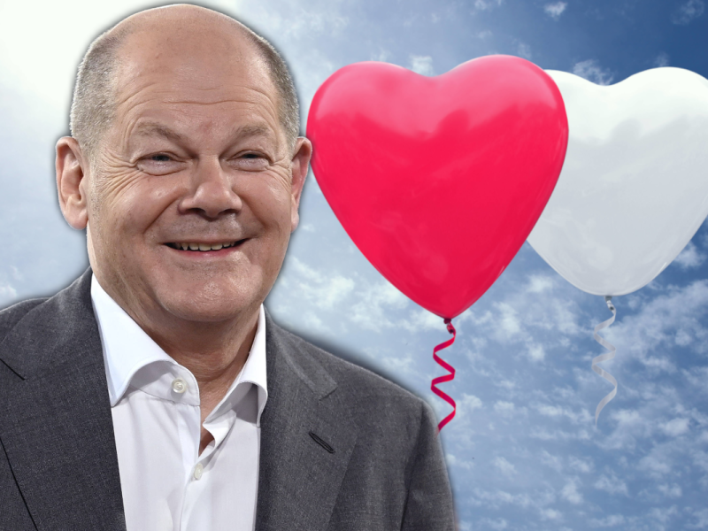 Kanzler Olaf Scholz gratuliert einem Hochzeitspaar.