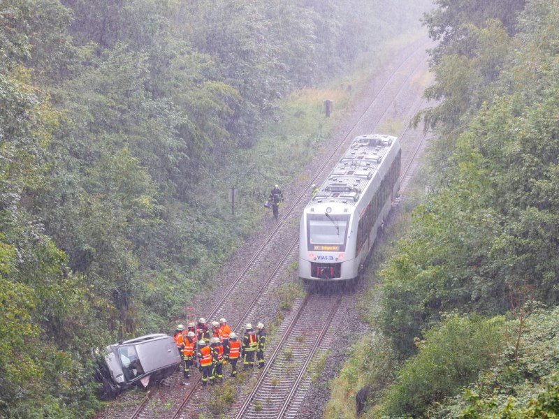 Rentner knallt mit seinem SUV über einen Abhang auf S-Bahn-Gleise.