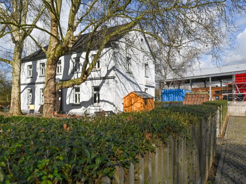 In Duisburg kam es auf dem Ingehammshof zu einem Brand. (Symbolfoto)