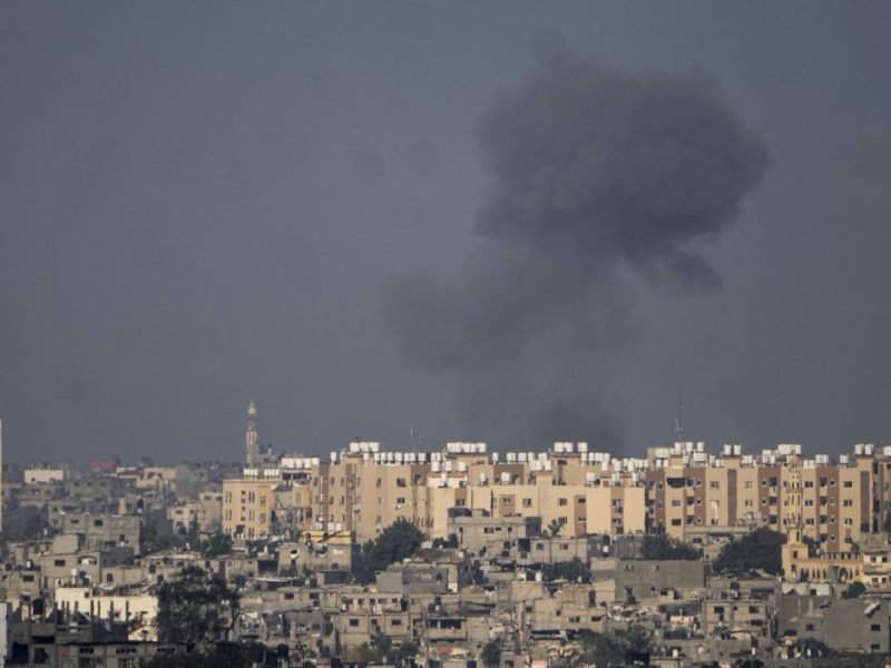 Israel-Krieg: Über Gaza steigt nach einem Luftangriff Rauch auf.