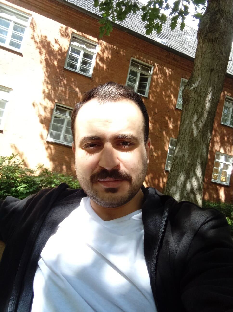 Menschen sind teilweise gezwungen, ihre Heimat zu verlassen, insbesondere aufgrund von Krieg. Ein Geflüchteter berichtet über seine Flucht nach Deutschland.