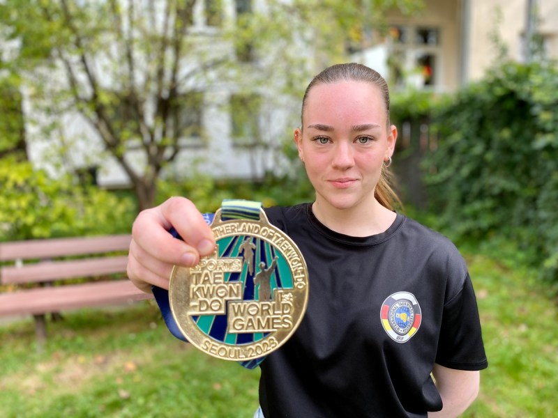 Taekwondo-World-Games-Siegerin Elisabeth Buchmiller mit ihrer Medaille