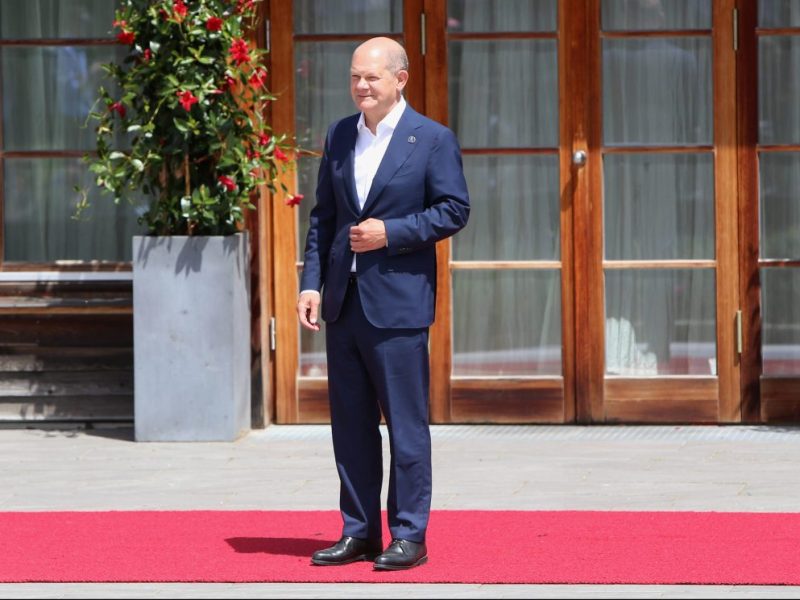 Olaf Scholz allein auf dem Teppich