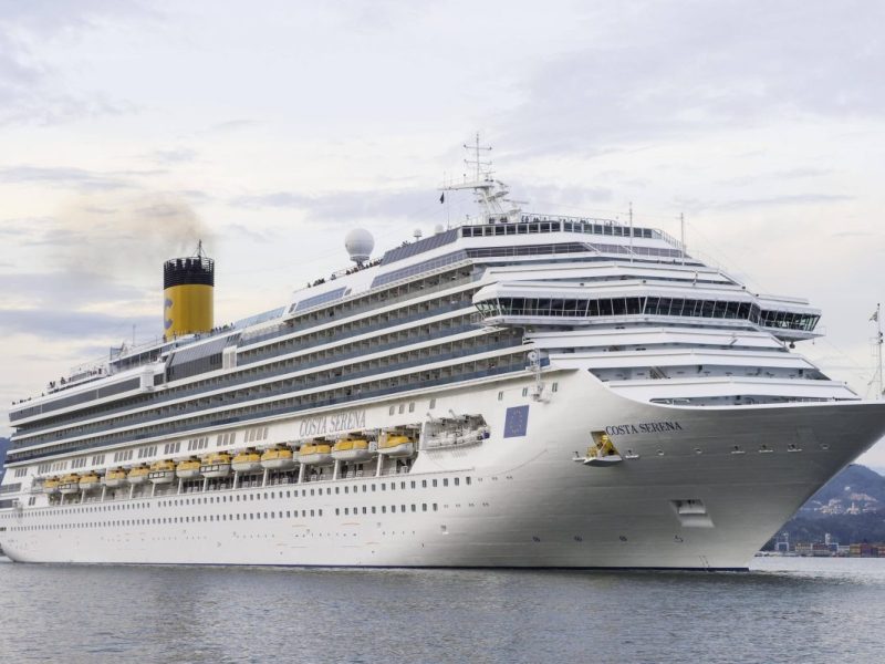 Eine Reisende ist schwer enttäuscht von Costa Kreuzfahrten, weil der Halt in Israel entfällt und dafür kein Ersatzhafen angesteuert wird.