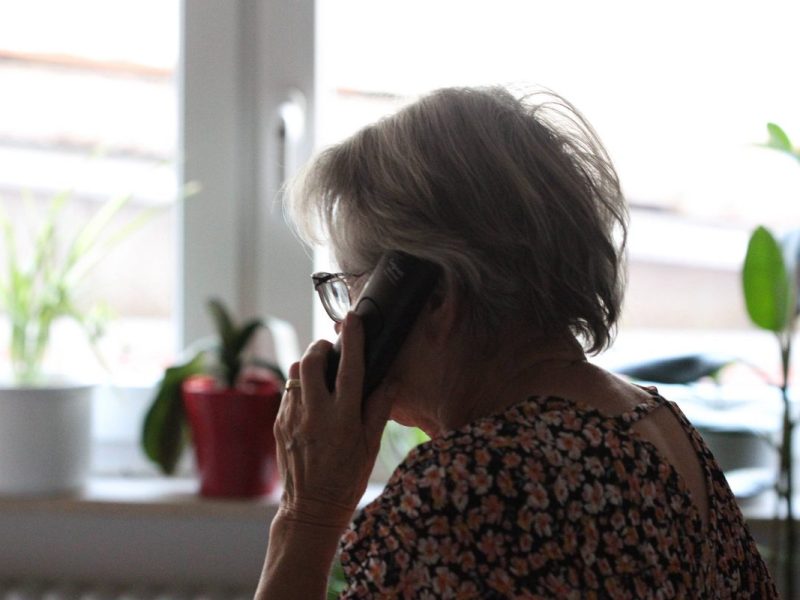 Eine Rentnerin bezahlte jahrelang unwissentlich für zwei Telefonanschlüsse. Eine skurrile Geschichte mit einem überraschenden Ende.