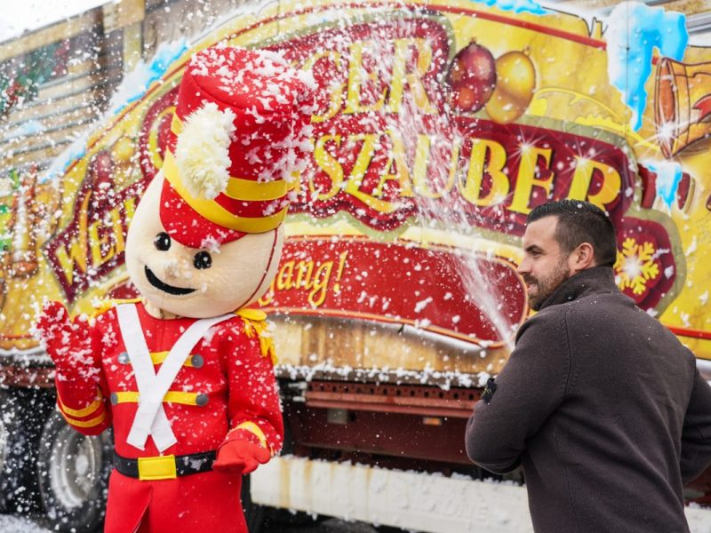 Veranstalter vom Cranger Weihnachtszauber mit Maskottchen