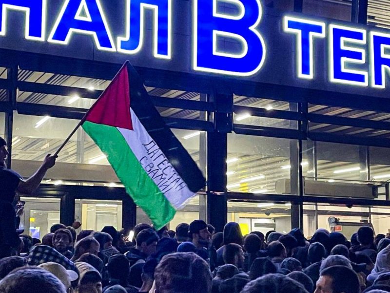 Russland: Ein antisemitischer Mob in Dagestan stürmt wegen der Ankunft einer israelischen Maschine den Flughafen.