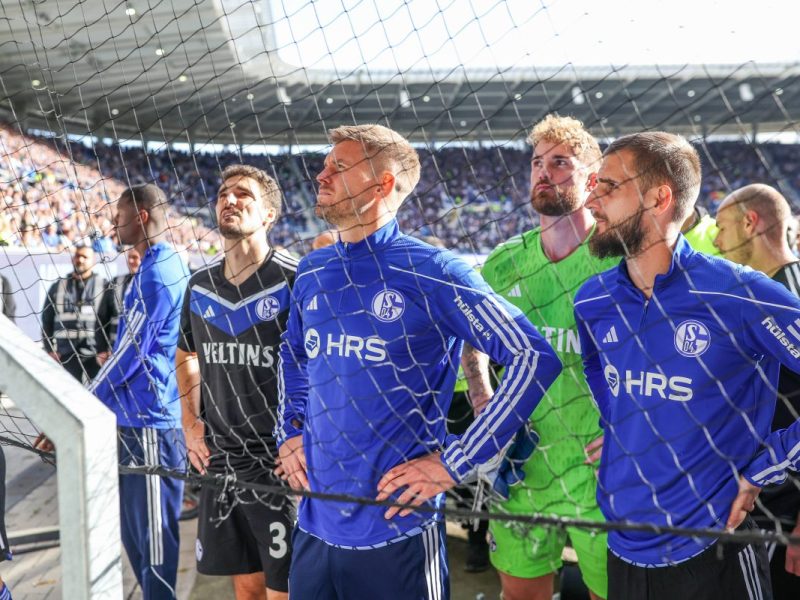 Die Spieler des FC Schalke 04 bekommen von ihren Fans einen Einlauf.