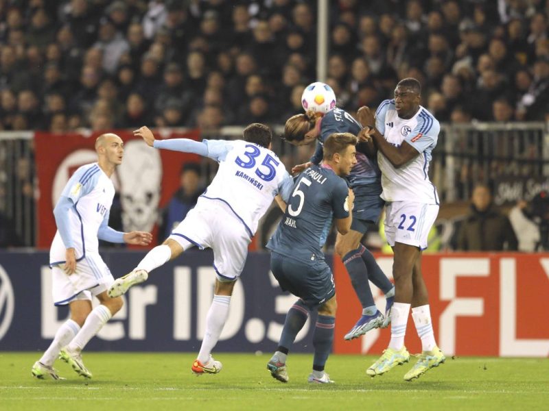 Beim FC Schalke 04 sticht ein Spieler hervor.