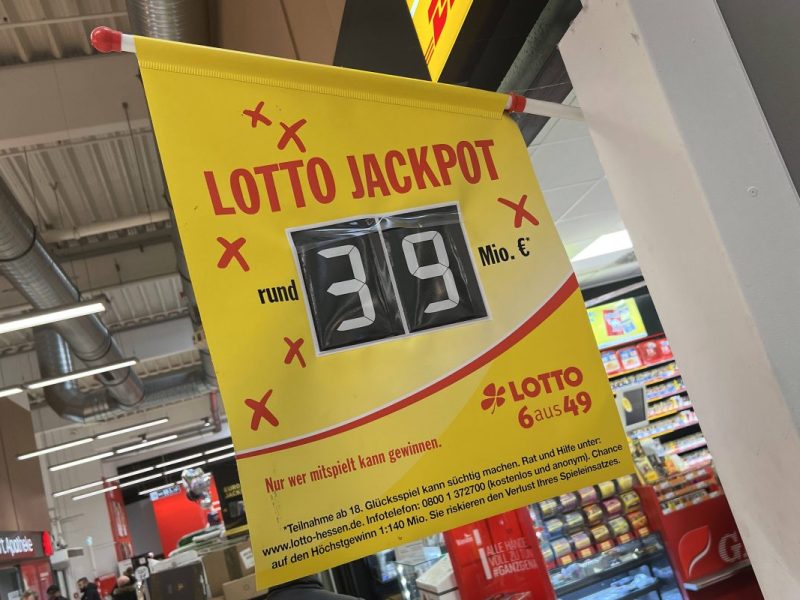An einem Kiosk hängt ein Hinweis auf die Höhe des Lotto-Jackpots.