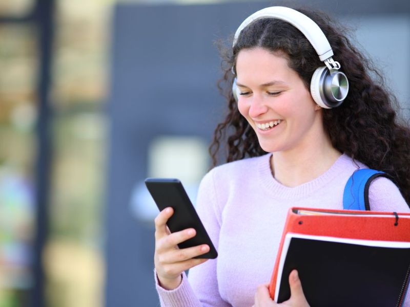 Vor dem Studium fragen sich viele, wie sie es am besten finanzieren können.