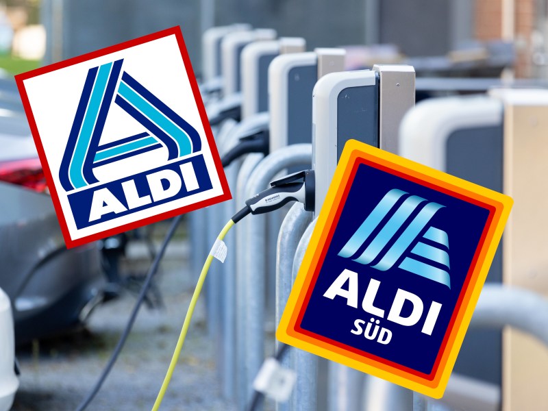 Autos an Ladesäule mit Aldi Logos.