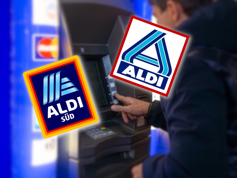 Mann am Geldautomat mit Aldi Logos.