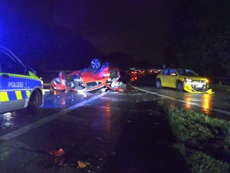 Auf der A45 in Dortmund kam es in Folge von Starkregen zu einem Unfall mit zwei Pkw.