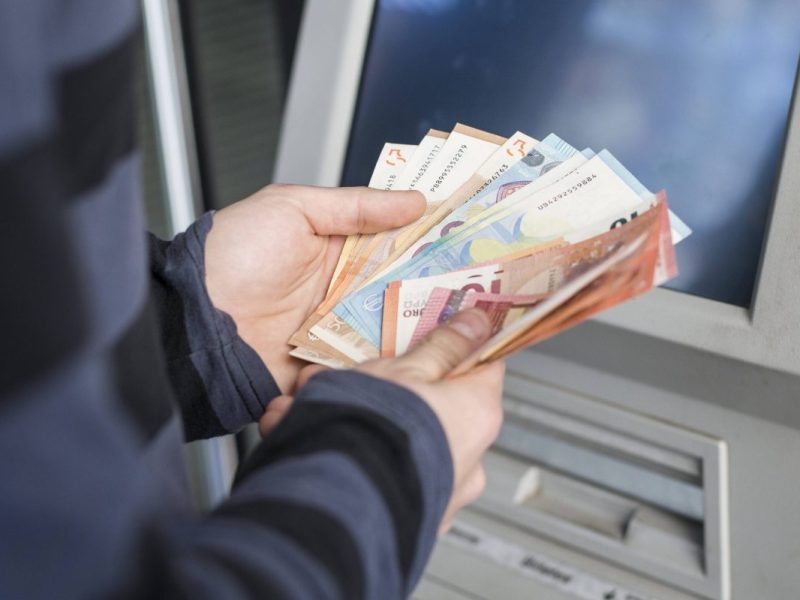 Junge will KIndergeld haben.